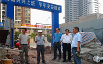 张龙义董事长视察慰问英国威廉希尔公司燃气股份有限公司办公大楼建设基地